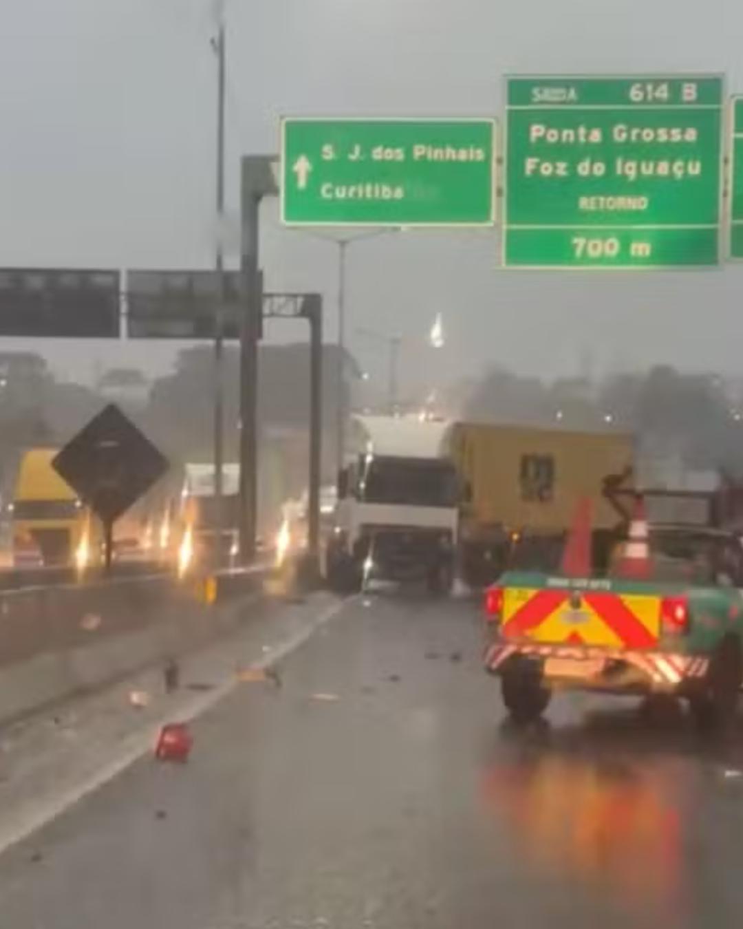 Carreta bloqueia completamente a BR-376 e causa congestionamento em São José dos Pinhais