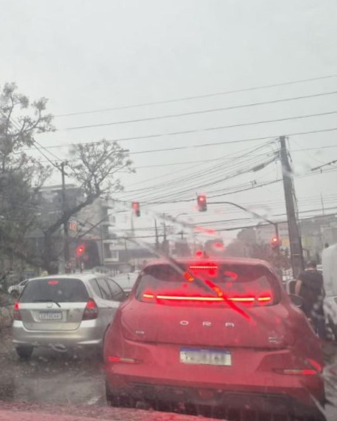 Chuva forte derruba árvore, danifica outdoors e afeta semáforos em Curitiba
