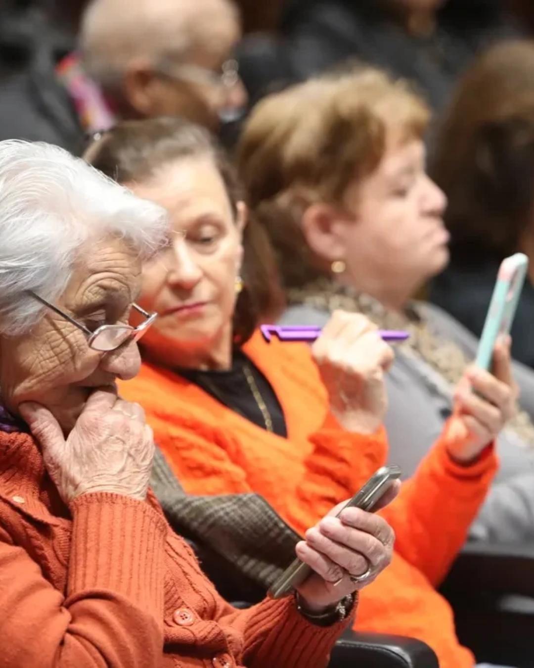Curso gratuito ensina pessoas com mais de 60 anos a usar o celular com segurança no Paraná