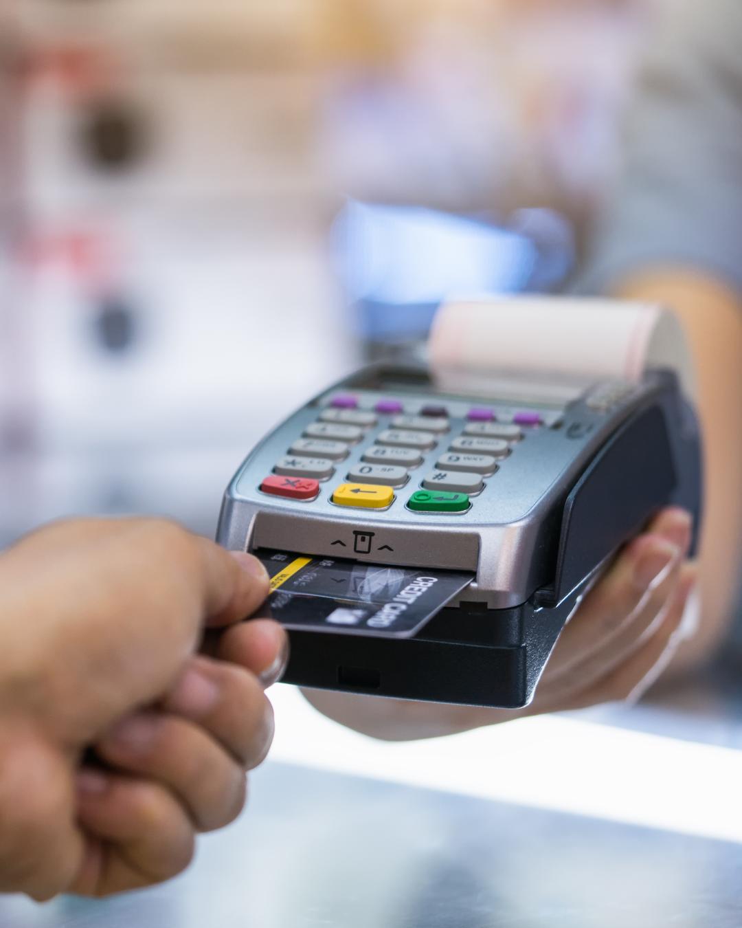 Endividamento das famílias no Paraná atinge 87,2% em junho, com alta na inadimplência e destaque para cartão de crédito