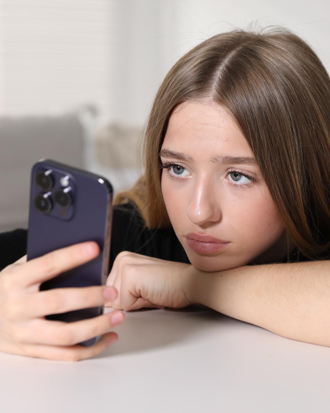 França aprova lei que proíbe acesso de menores de 15 anos a redes sociais e uso de celulares no ensino médio