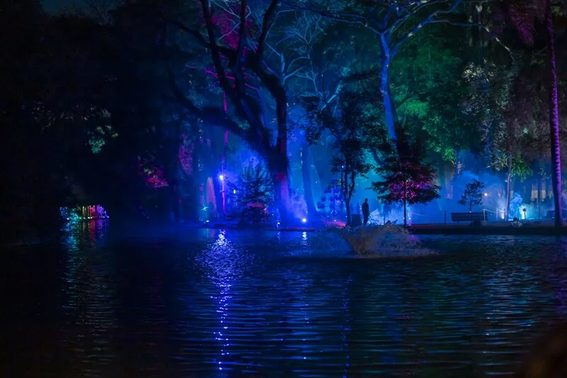 Inverno Encantado transforma Passeio Público em palco de luzes e atrações para todas as idades em Curitiba