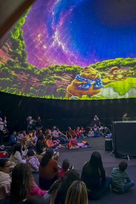 Inverno Encantado transforma Passeio Público em palco de luzes e atrações para todas as idades em Curitiba
