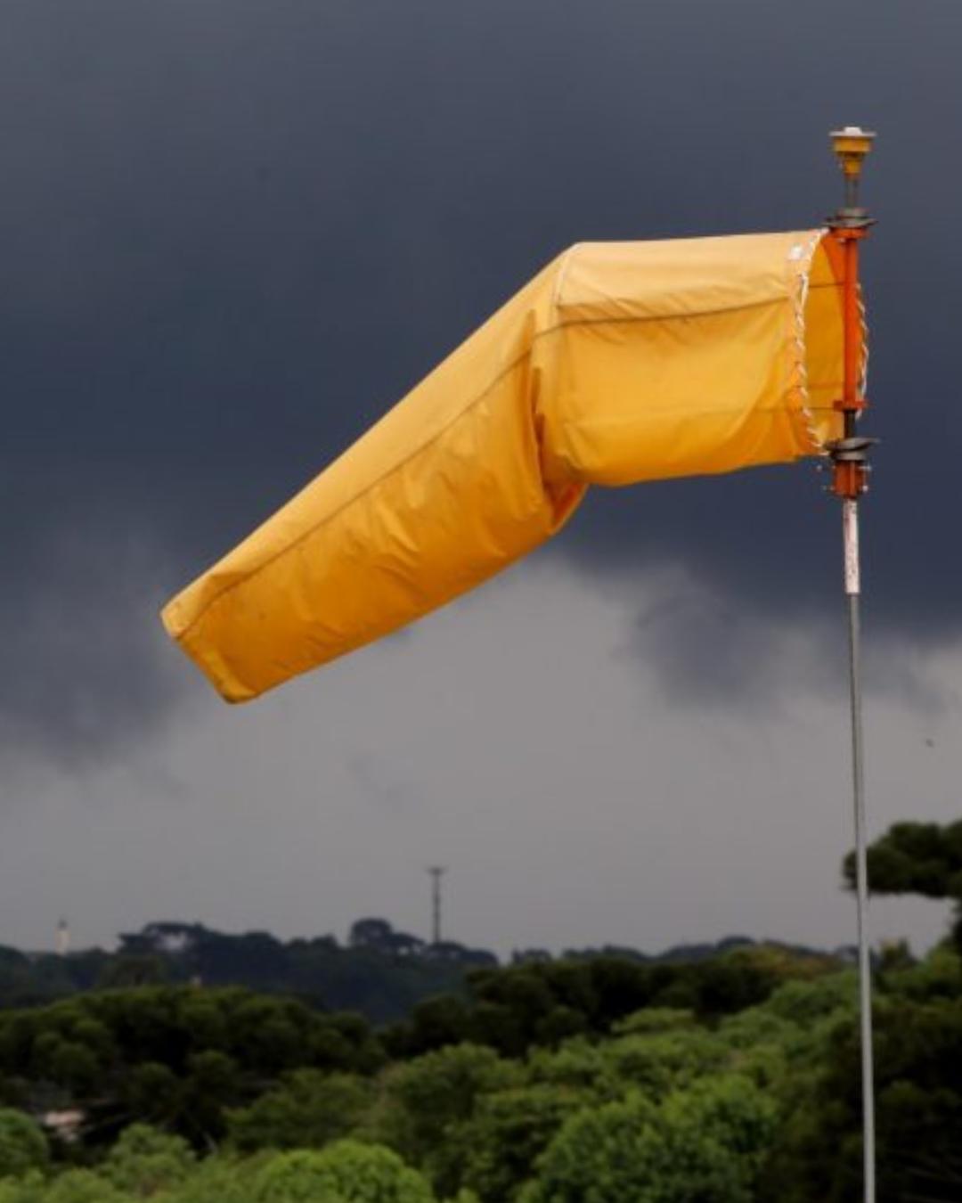 Inmet emite alerta laranja de tempestade com chuvas intensas em 373 cidades do Paraná
