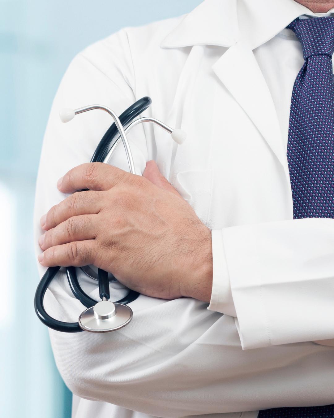 Mais de 1 mil vagas para médicos especialistas estão abertas no Paraná; inscrições até dia 16 de julho