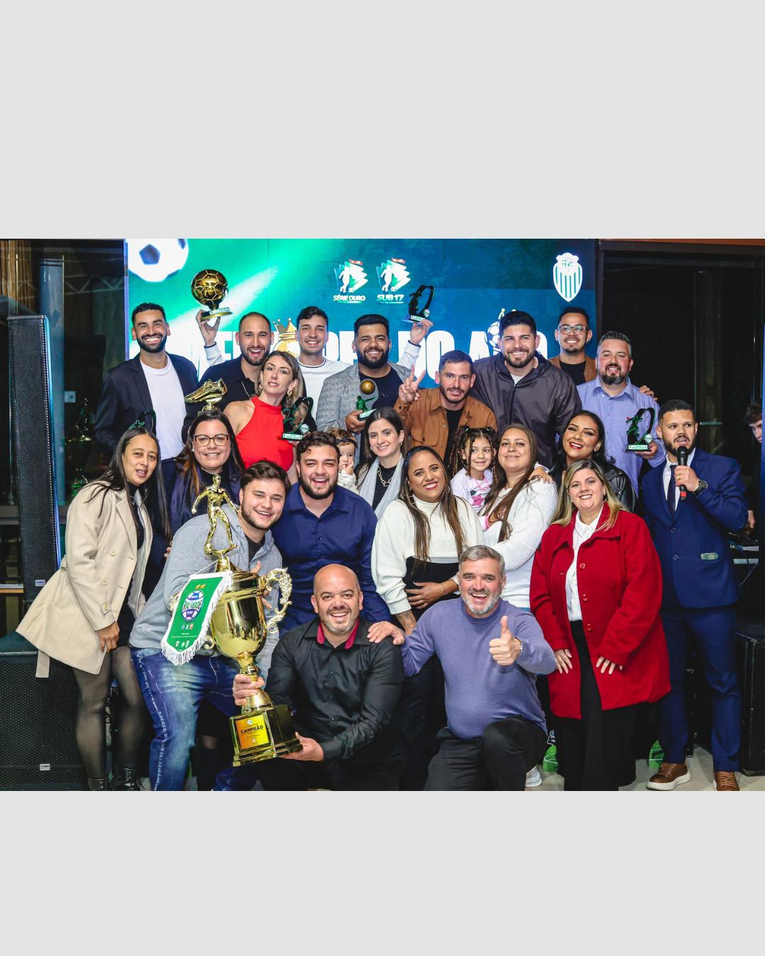 Noite de craques: Liga de Futebol de Colombo premia os melhores da temporada