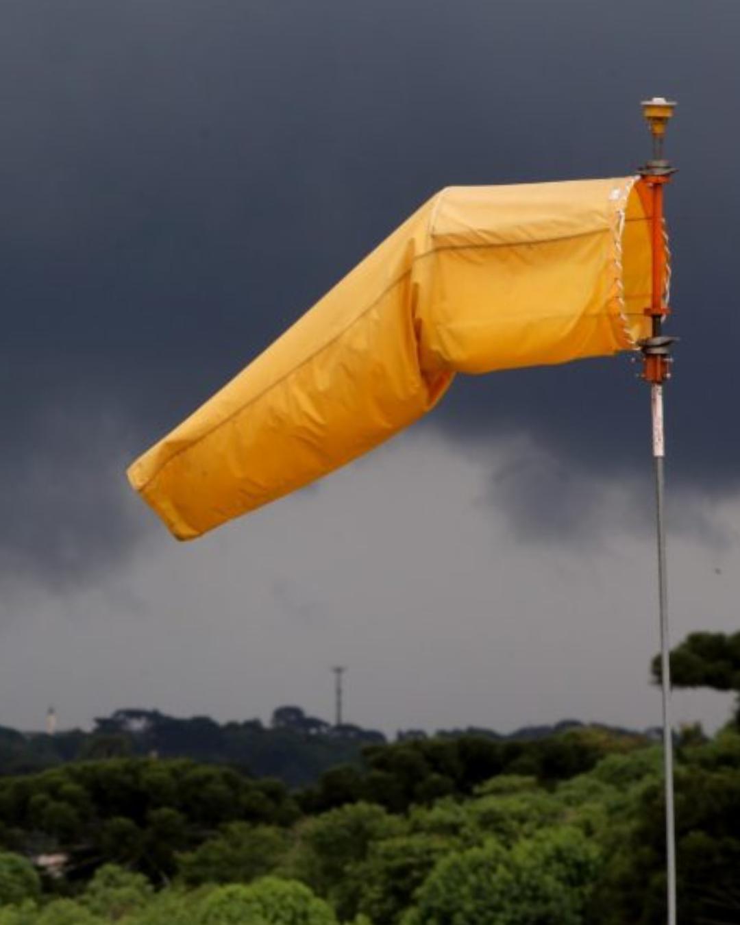 Paraná segue sob alerta do Simepar para ventos fortes e risco de vendavais