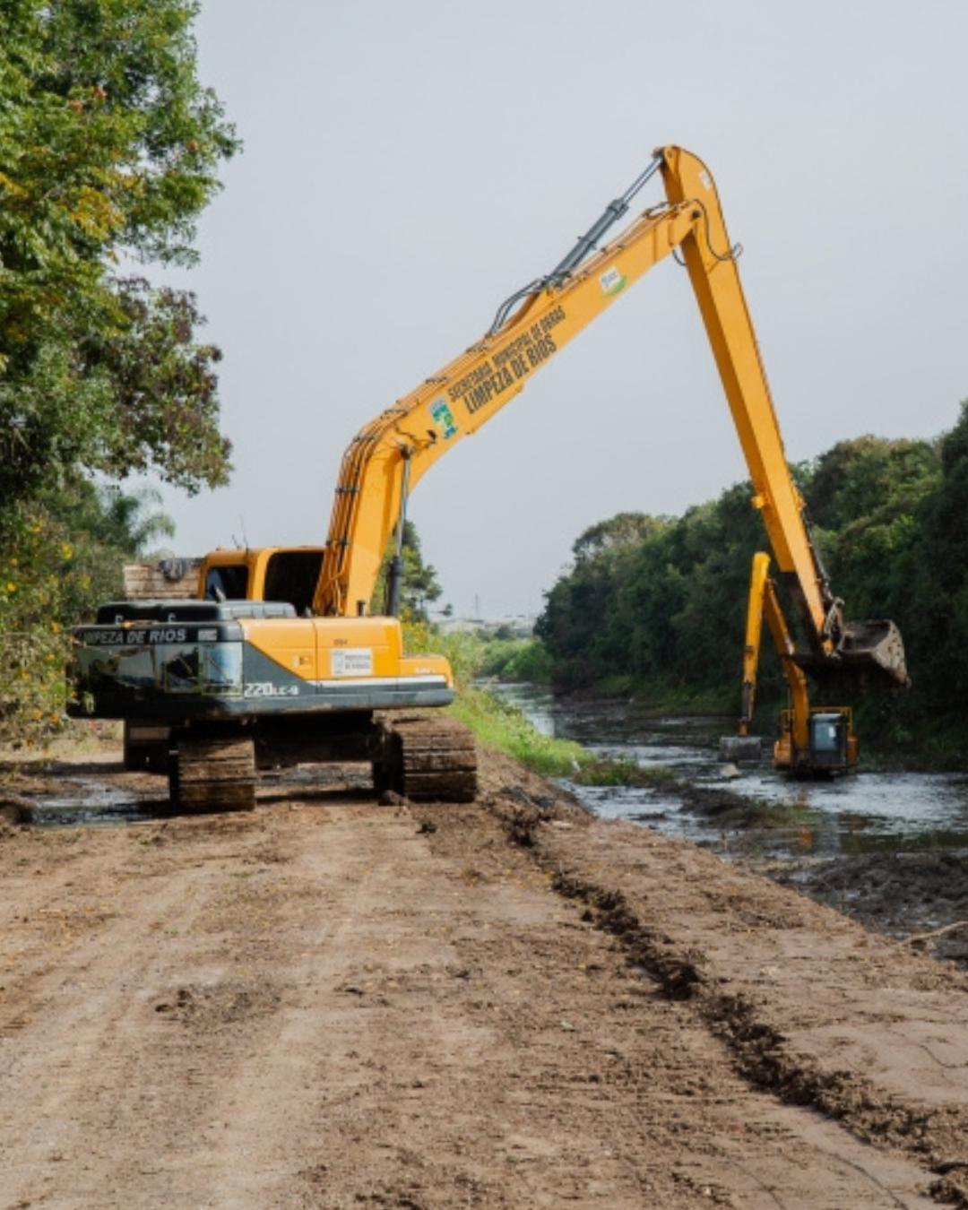 Piraquara e Pinhais realizam limpeza e desassoreamento do Rio Iraí para reduzir riscos de alagamentos