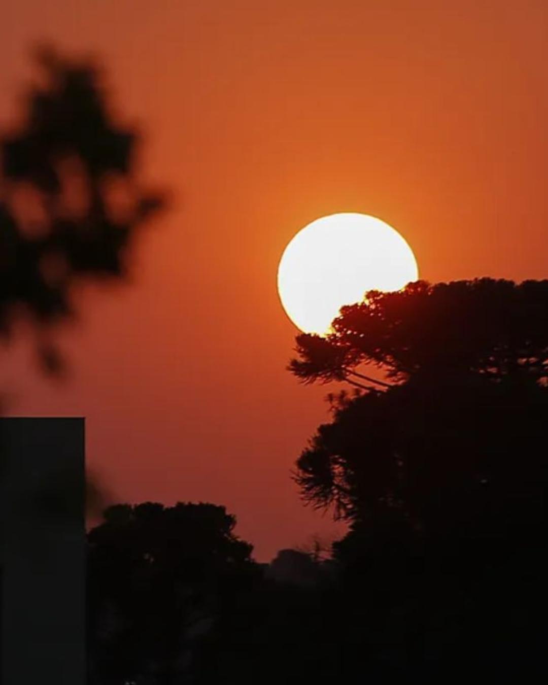 Segunda-feira começa com sol e calor, mas terça terá avanço de frente fria no Paraná