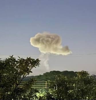 Uma enorme coluna de fumaça se ergueu sobre a área da Enaex após a explosão e pôde ser vista a quilômetros de distância, inclusive em cidades vizinhas