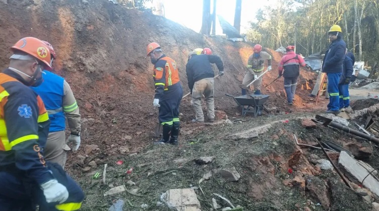 Equipes de perícia e resgate trabalharam entre os escombros da unidade da Enaex em busca de vestígios e dos restos mortais das vítimas
