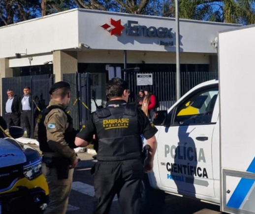 Fachada da Enaex em Quatro Barras durante a investigação da tragédia; veículo da perícia entra na unidade para dar continuidade aos trabalhos de apuração