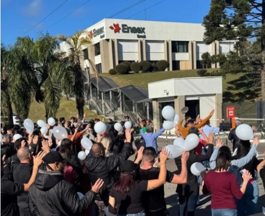 Comunidade evangélica se reúne em frente à fábrica da Enaex, em Quatro Barras, para um momento de oração e solidariedade às famílias das vítimas