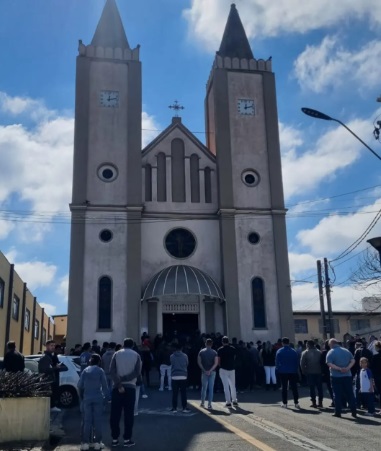 Paróquia São Sebastião, em Quatro Barras, reuniu fiéis em momentos de oração e homenagem às nove vítimas da explosão