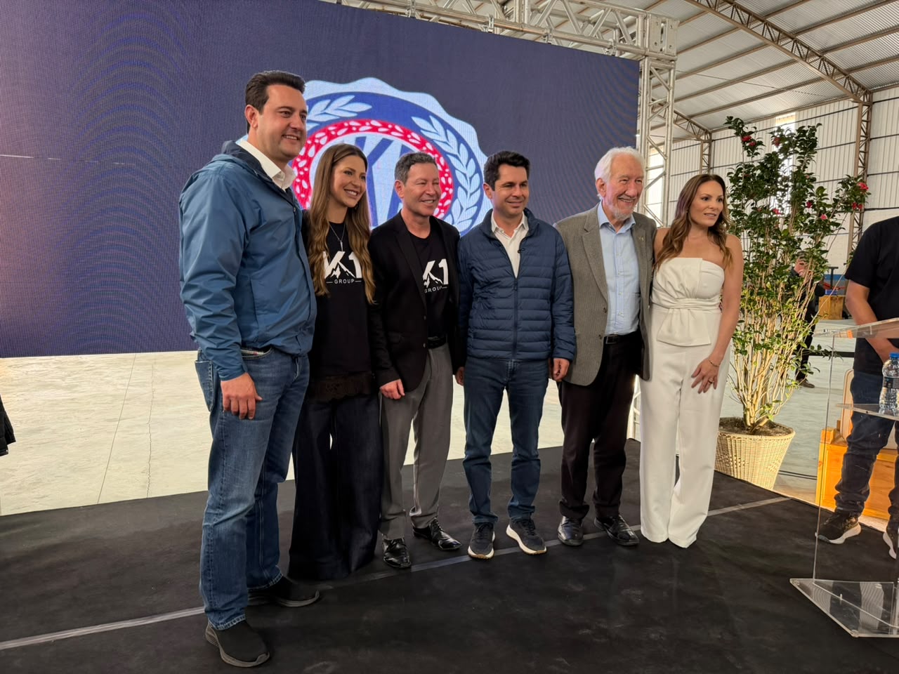 Da esquerda para a direita: Ratinho Junior, Laura Knopfholz, Leon Knopfholz, Alexandre Curi, Darci Piana e Francielle Zuffo durante a inauguração da nova unidade do Grupo K1