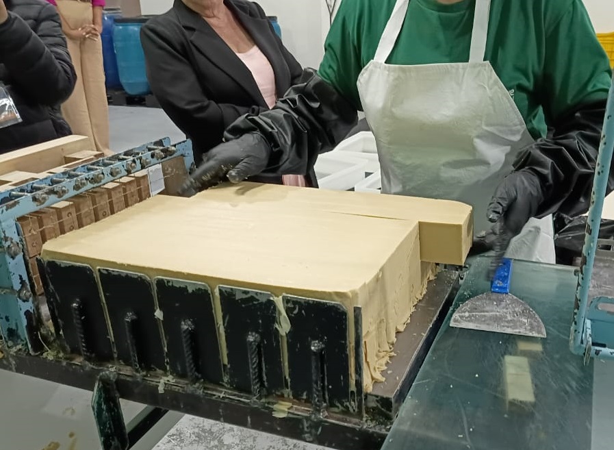 Etapa de produção do sabão ecológico transforma o óleo de cozinha coletado em residências e empresas em um novo produto sustentável