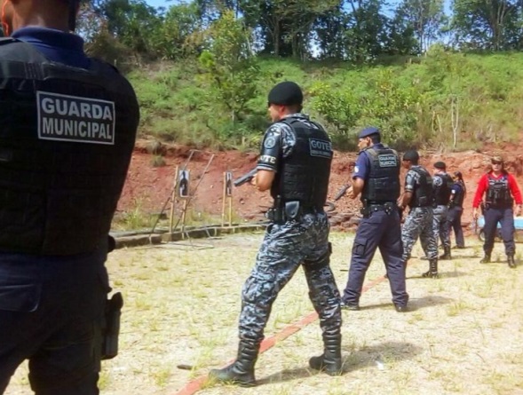 Agentes da GCM durante treinamento que integra a formação permanente da corporação