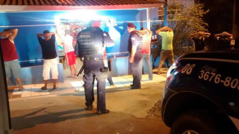 Agentes da GCM realizam abordagem de rotina em estabelecimento comercial, como parte do trabalho diário de patrulhamento e prevenção