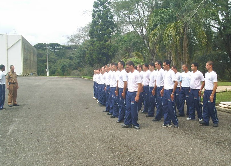 Entre os registros históricos, uma das primeiras turmas da GCM em treinamento com a Polícia Militar