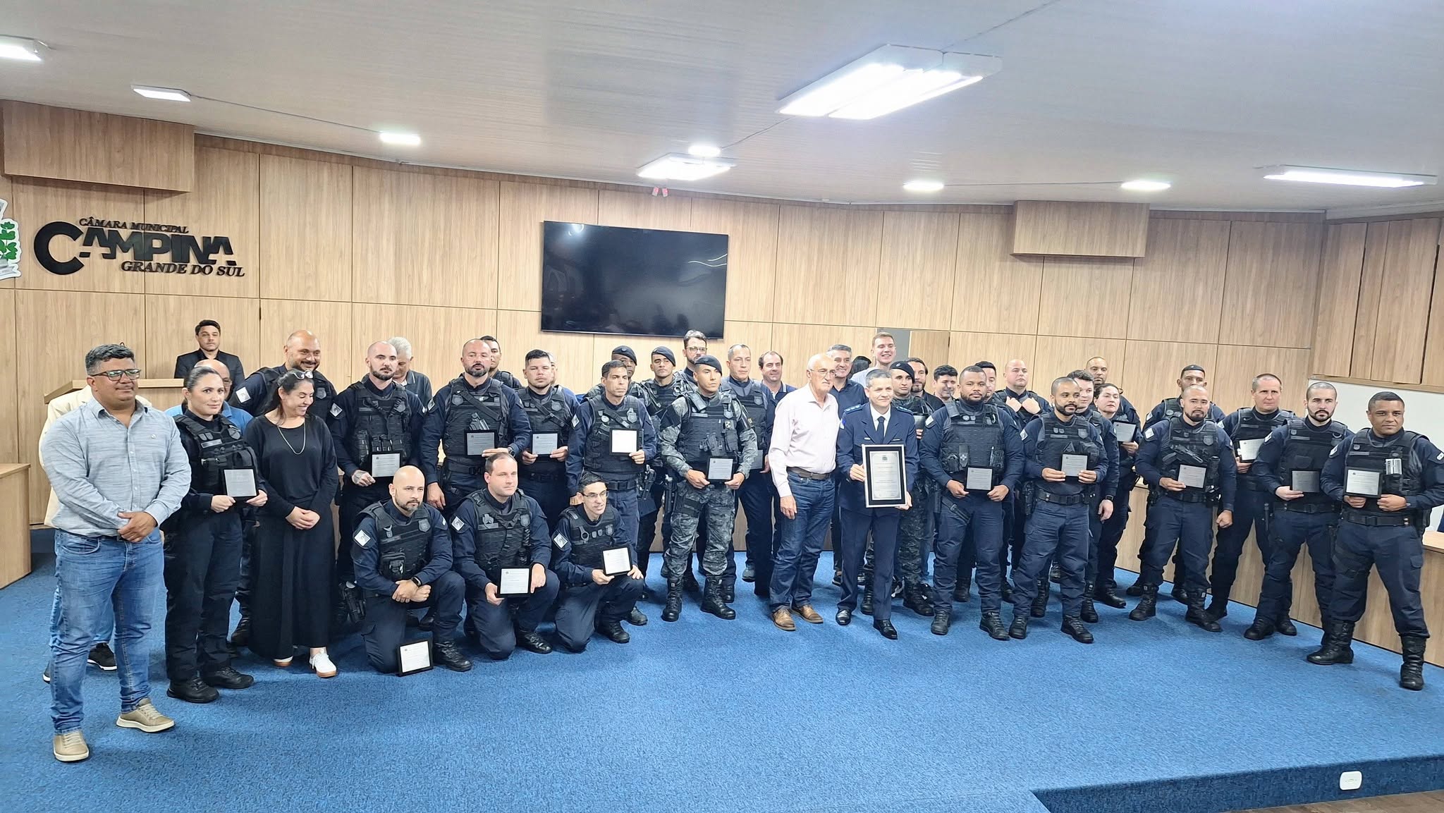 Solenidade na Câmara Municipal homenageou agentes que fazem parte da trajetória de duas décadas da GCM