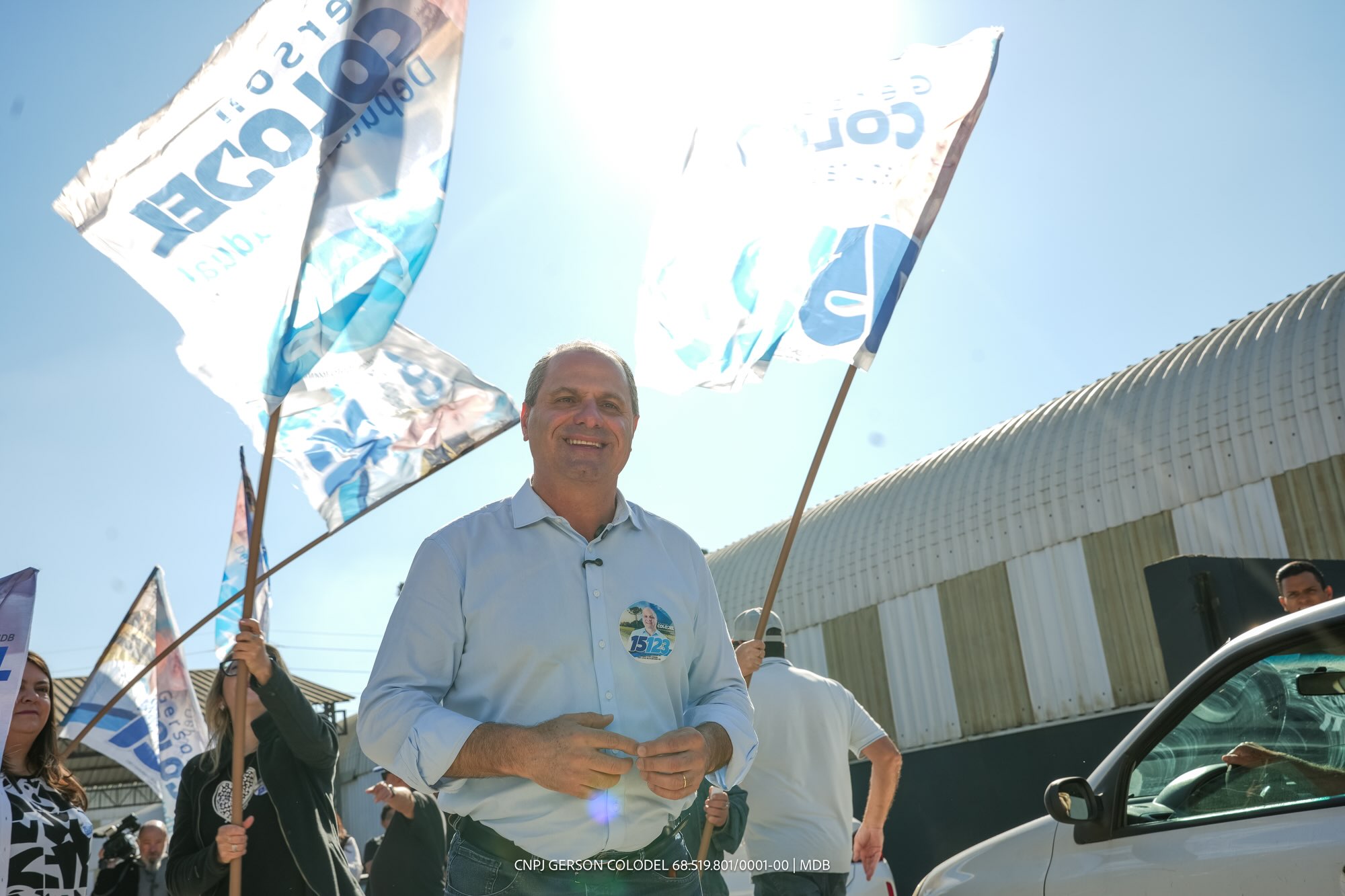 Com as bandeiras ao fundo, Gerson Colodel inicia uma nova etapa da campanha