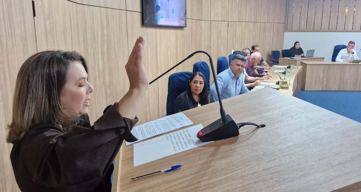 Nilceia Falavinha prestou o juramento de posse na tribuna e assumiu oficialmente o cargo de vereadora do município