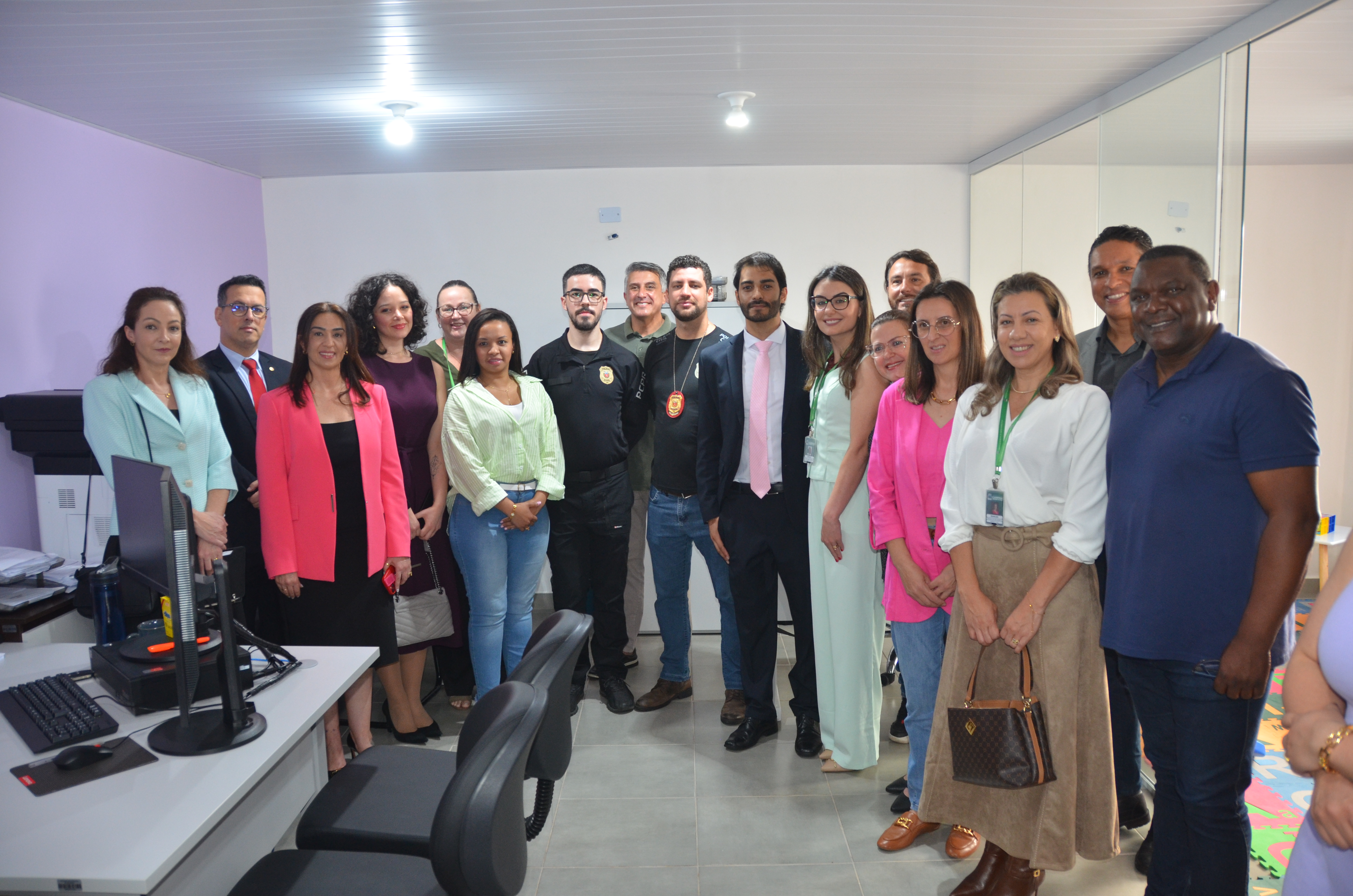 Representantes das forças de segurança e da rede de proteção acompanharam a entrega do novo espaço