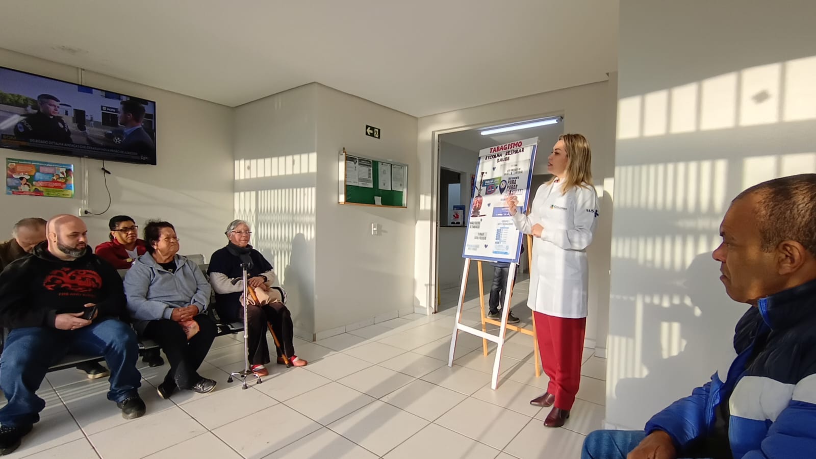 A coordenadora da UBS Elis Regina Sbrissia Mendes, Cintia Rosner, apresentou a iniciativa aos pacientes que aguardavam consultas e exames na unidade