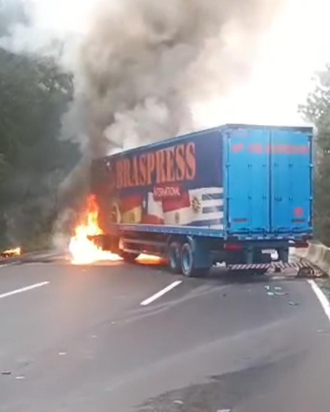 Acidente entre ônibus e caminhão interdita BR-116 em Campina Grande do Sul nesta segunda-feira (31)