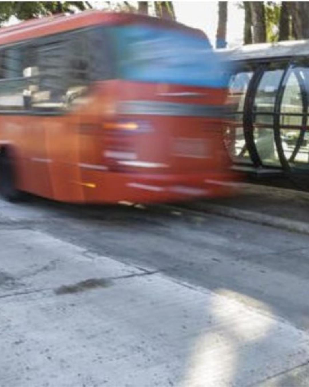 Biarticulados voltam a circular pela canaleta exclusiva na Avenida Affonso Camargo