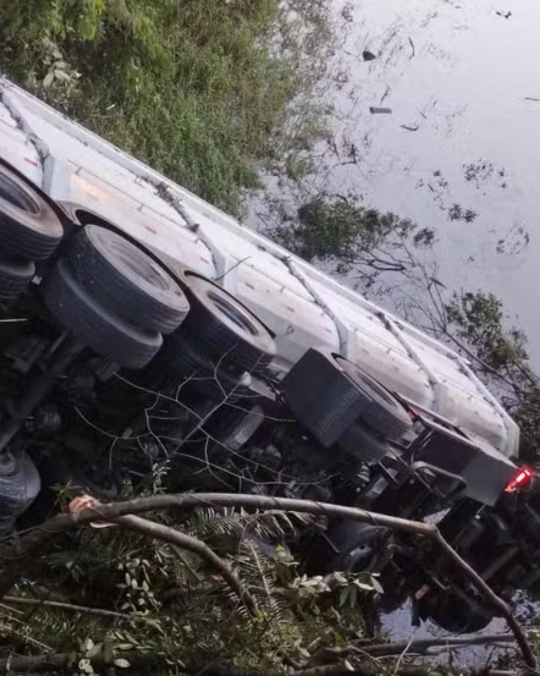 Caminhoneiro segue desaparecido após acidente na BR-376 em Tijucas do Sul