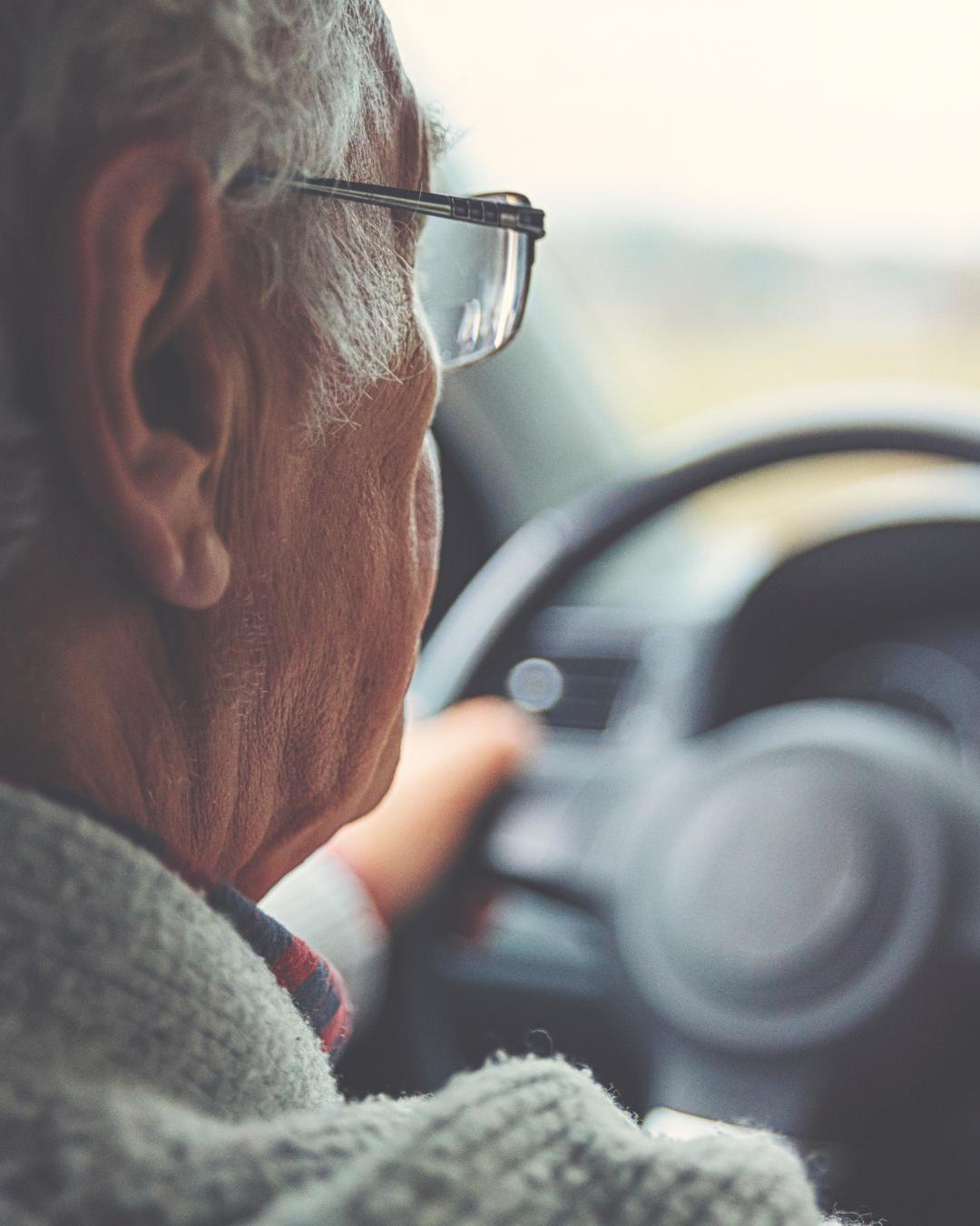 CNH para motoristas entre 50 e 69 anos terá validade reduzida em 2026; confira as regras