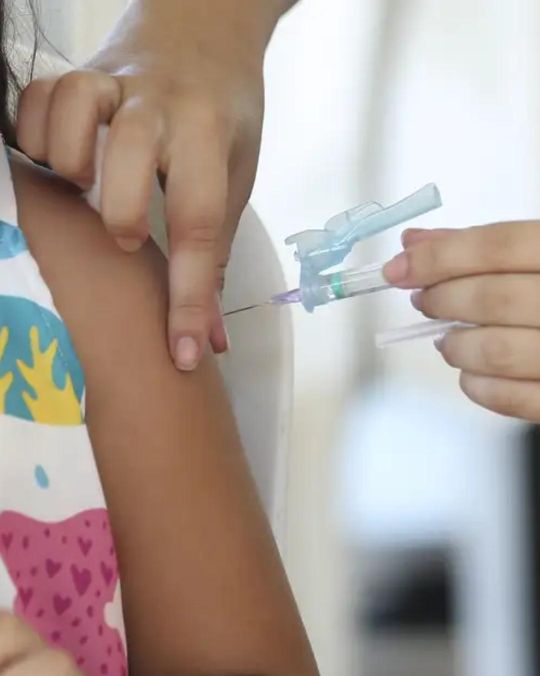 Curitiba promove atividades infantis no Dia D de Multivacinação com vacinas atualizadas