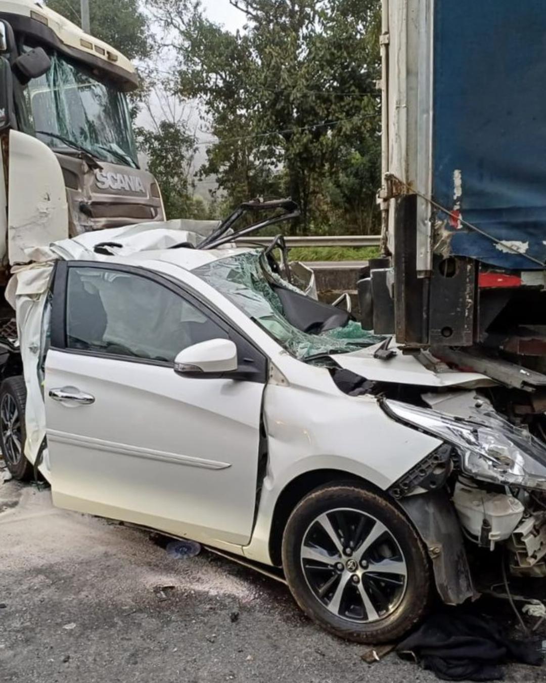 Engavetamento entre carretas e carros deixa cinco feridos na BR-116, em Campina Grande do Sul