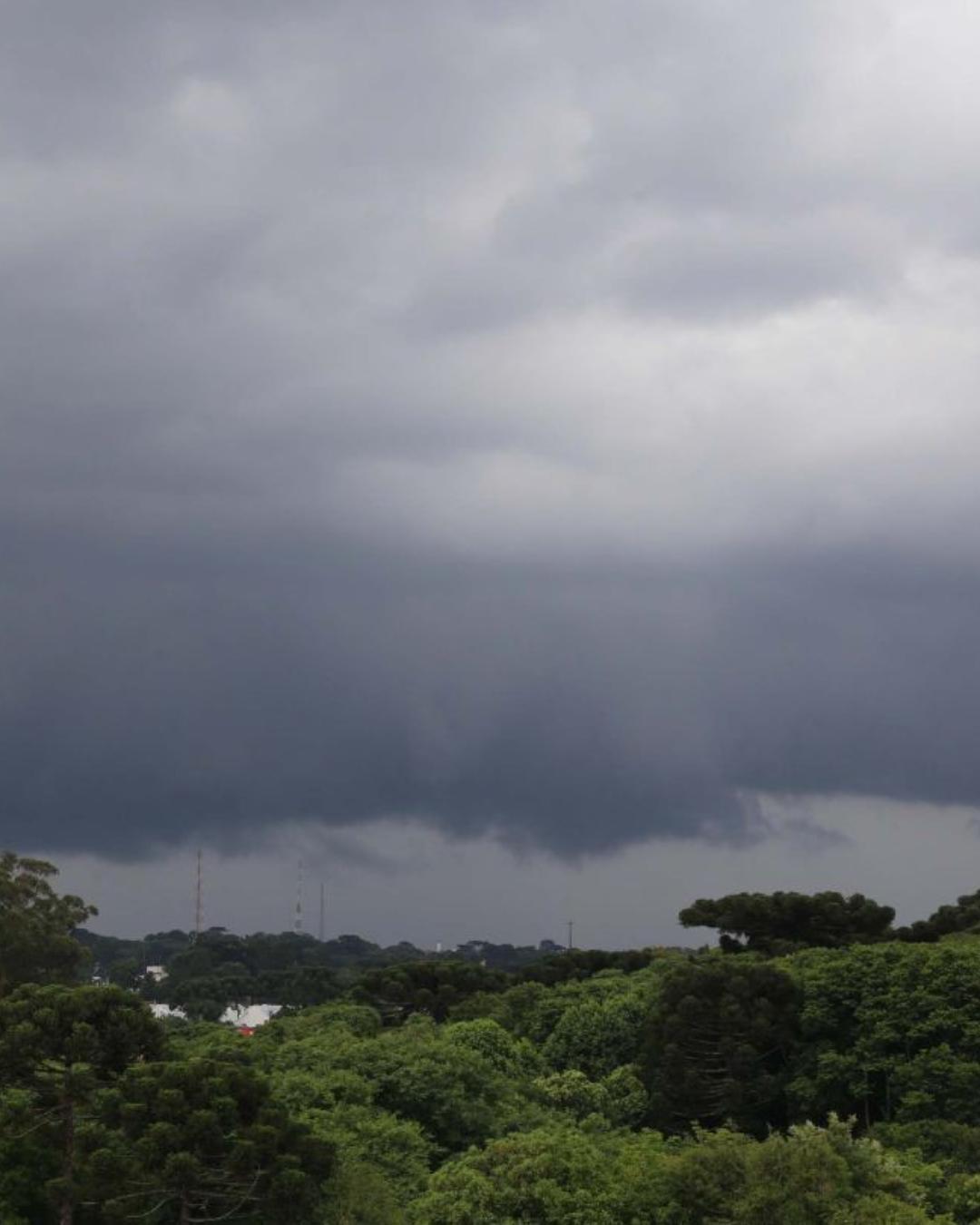 Inmet emite alerta de tempestade com ventos intensos e granizo para nove estados
