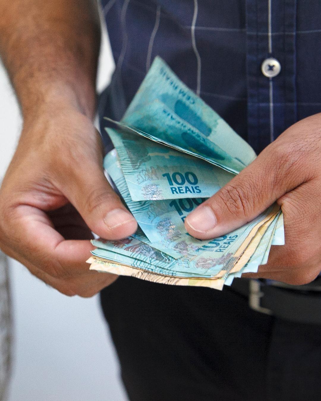 Ministro prevê salário mínimo de R$ 1.741 para 2027 com aumento real de 2,5%