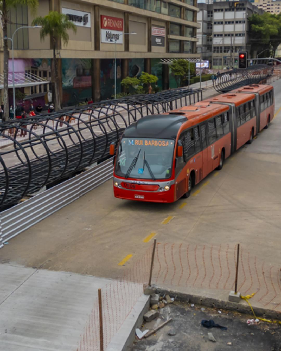 Montagem de nova estação-tubo avança na Praça Eufrásio Correia, em Curitiba