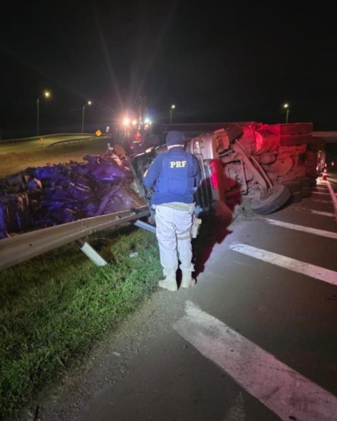 Motorista perde a vida após caminhão tombar na BR-376, em Tijucas do Sul