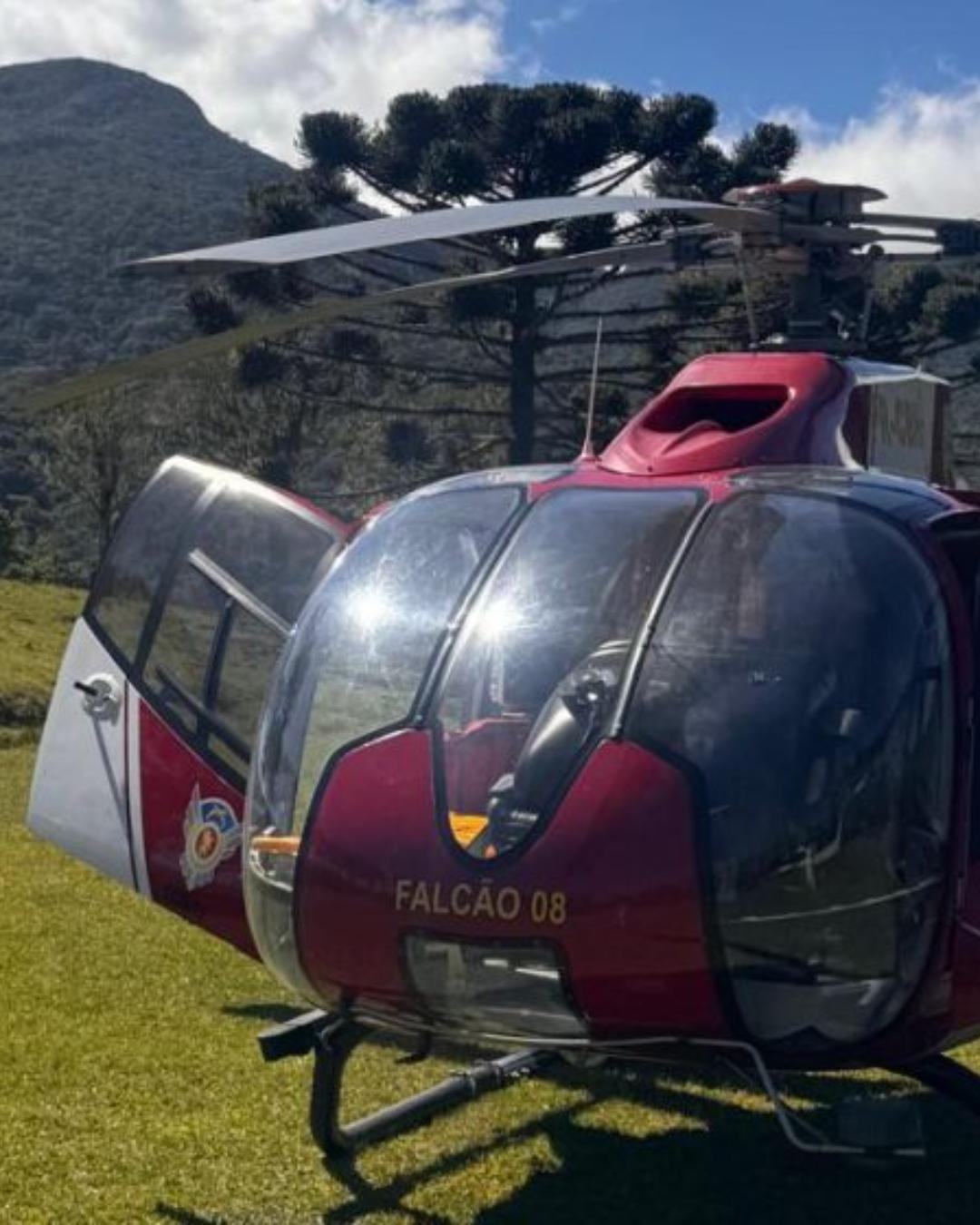 Mulher é resgatada de helicóptero após mal súbito no Morro do Canal, em Piraquara
