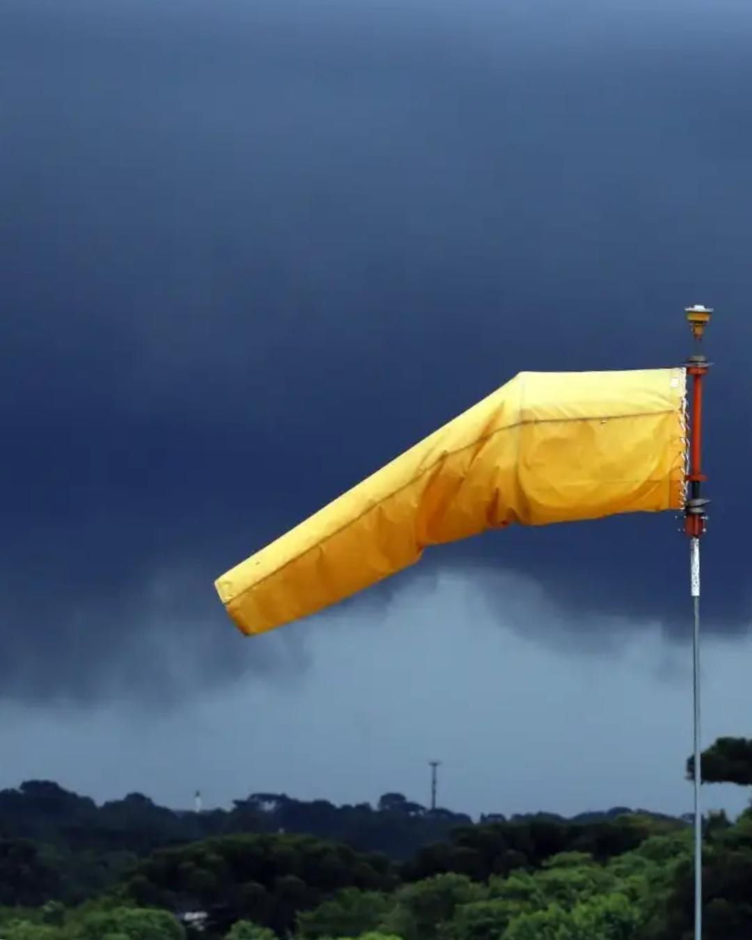 Paraná enfrenta tempestades, chuvas e ventos fortes nesta segunda-feira (31), alerta INMET