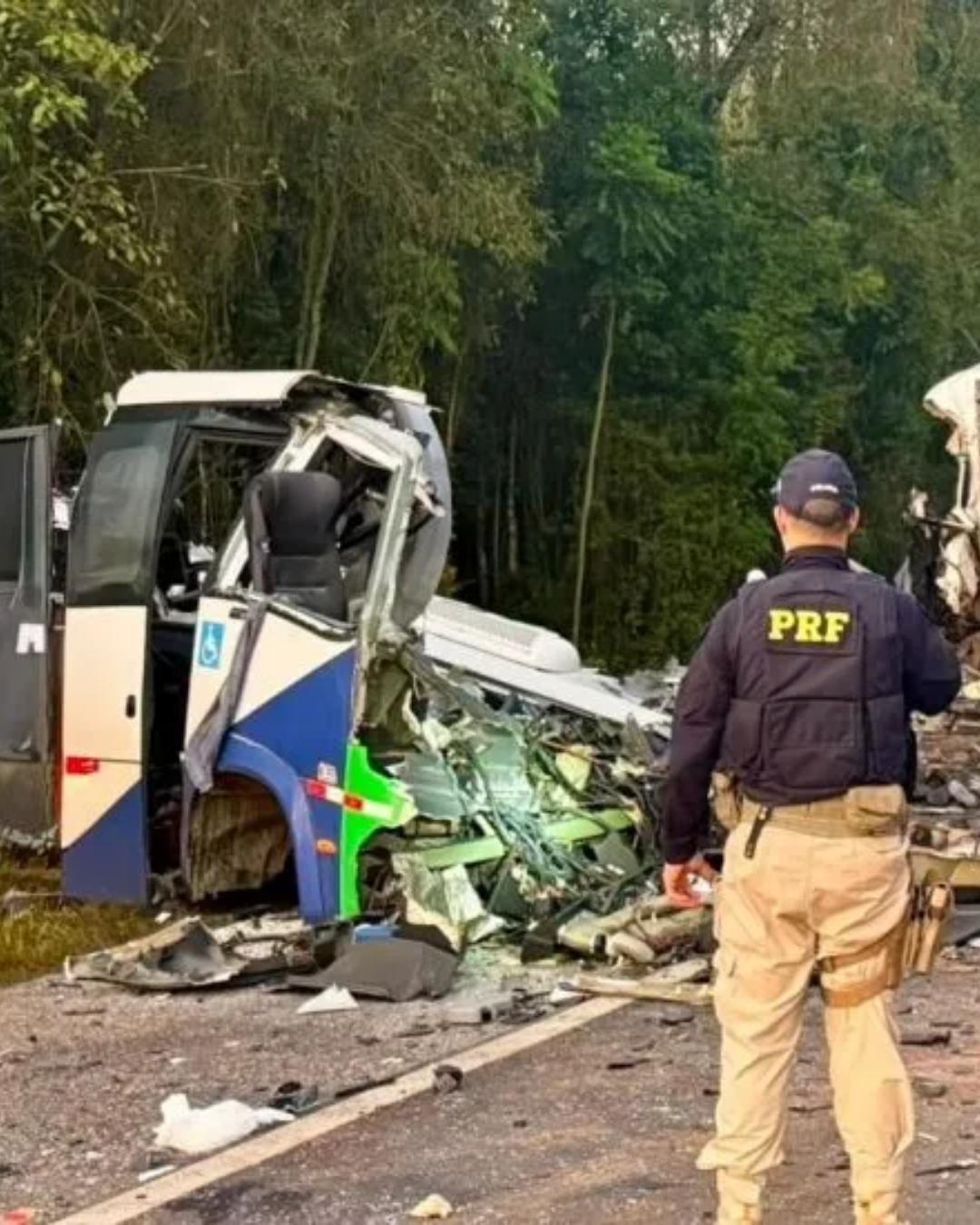 Perícia aponta colisão frontal entre caminhão e ônibus em acidente na BR-373