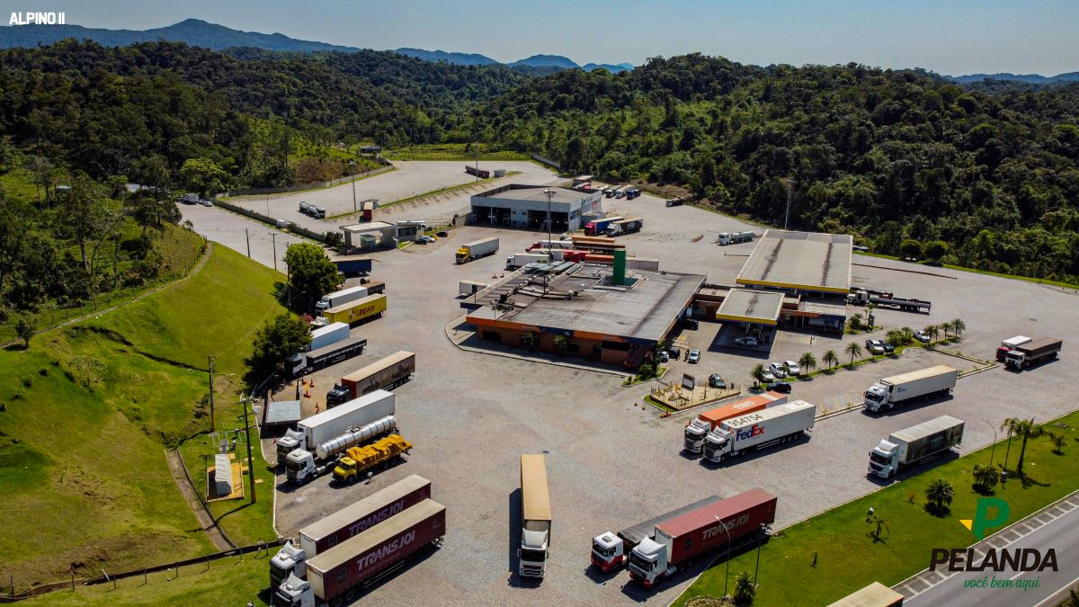 O posto reúne abastecimento, alimentação e serviços em estrutura voltada aos caminhoneiros e demais viajantes da BR-116
