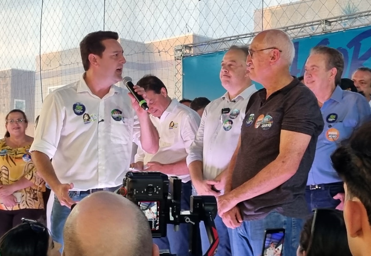 Ao discursar para o público, Ratinho Junior declara apoio à candidatura de Bihl Zanetti e ressalta a importância de fortalecer sua votação no município
