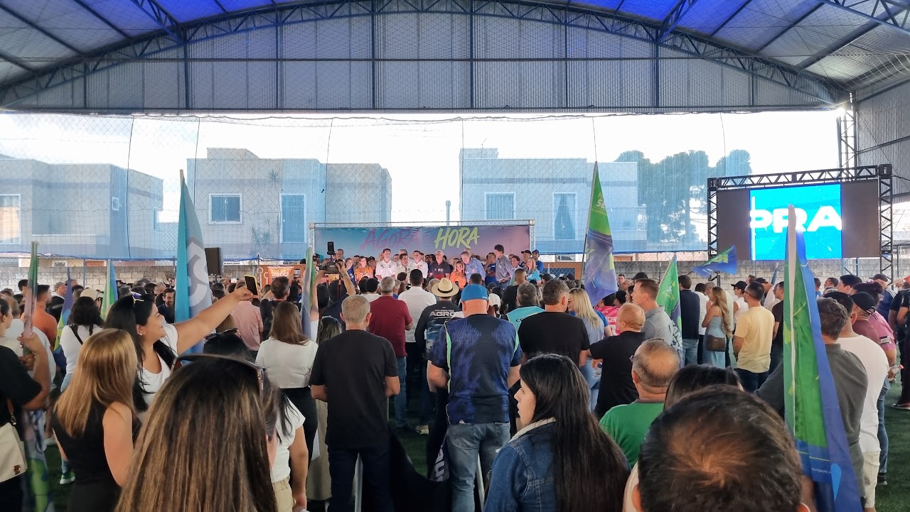 Arena Jotta3 fica tomada pelo público, que acompanha atentamente as manifestações das lideranças políticas presentes no evento