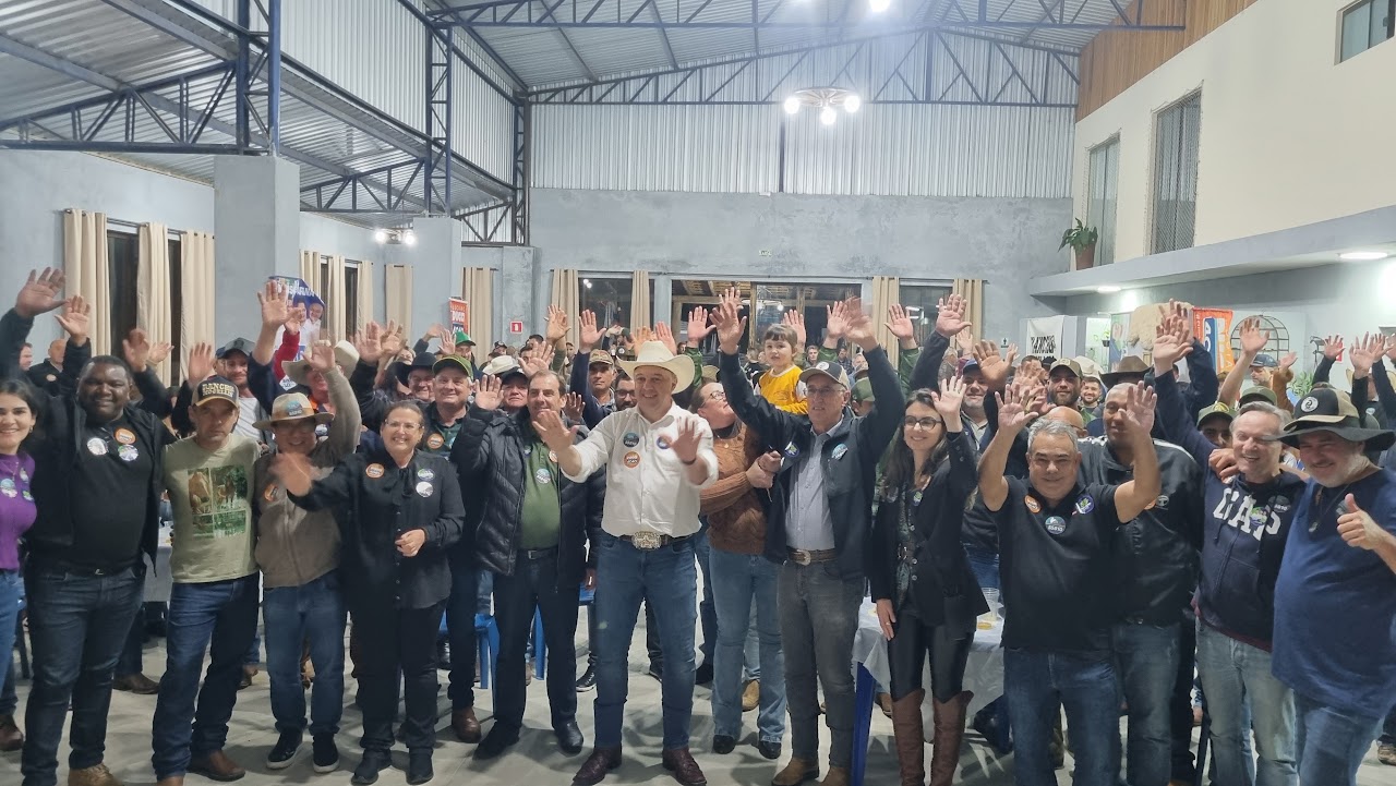 Bihl Zanetti, autoridades locais e representantes de grupos de cavalgada e CTGs registram o encontro no Recanto Mocellin, na região do Mandaçaia