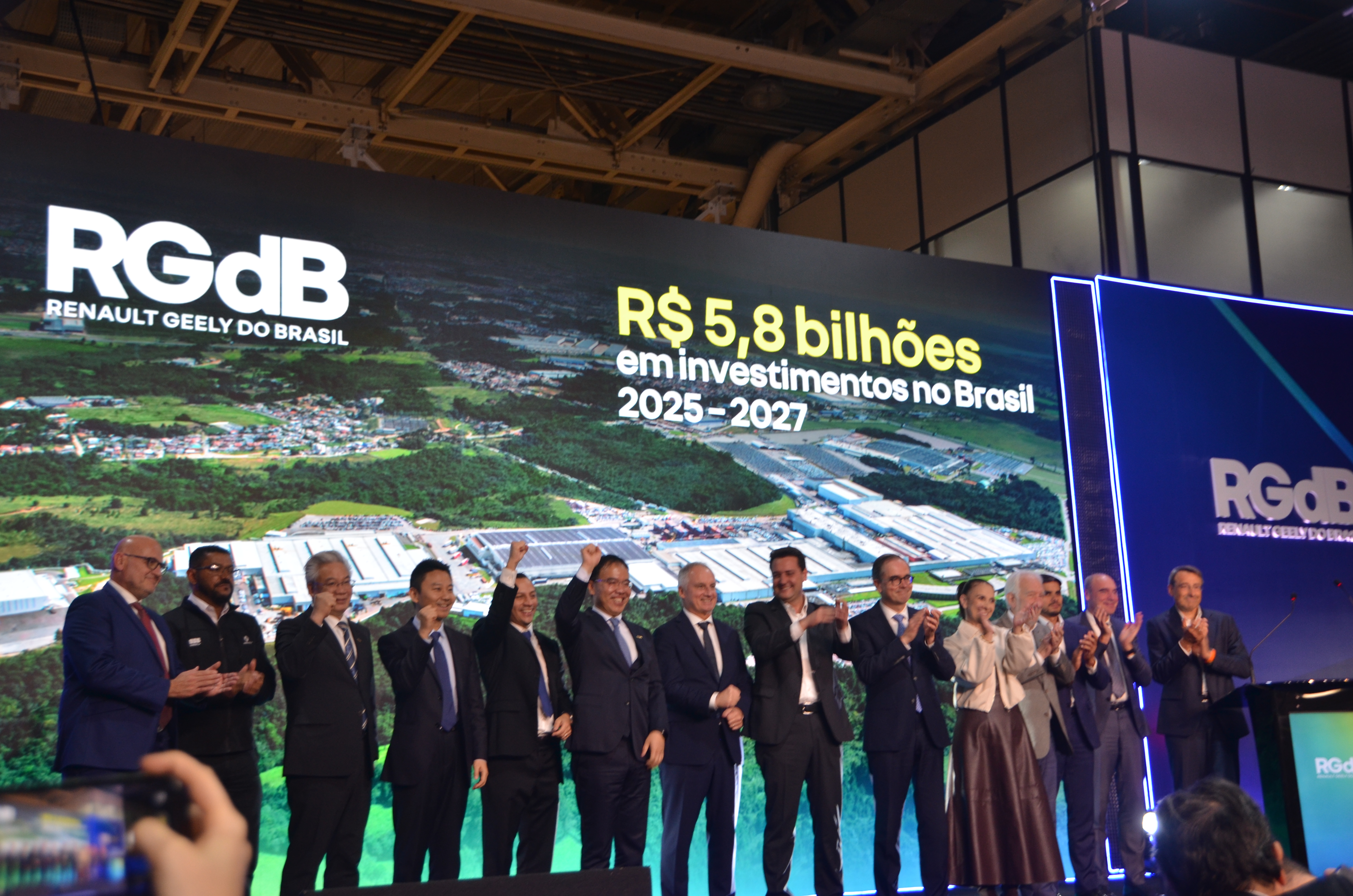 Governador Ratinho Junior, vice-governador Darci Piana, prefeita Nina Singer e executivos acompanharam o anúncio dos novos investimentos