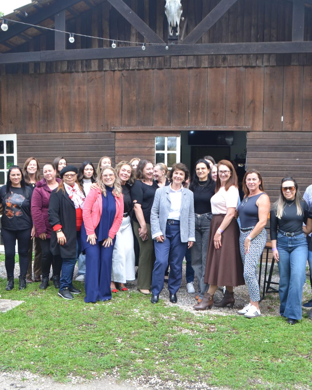 Cristina Silvestri participa de almoço em Quatro Barras e defende atuação em defesa das mulheres