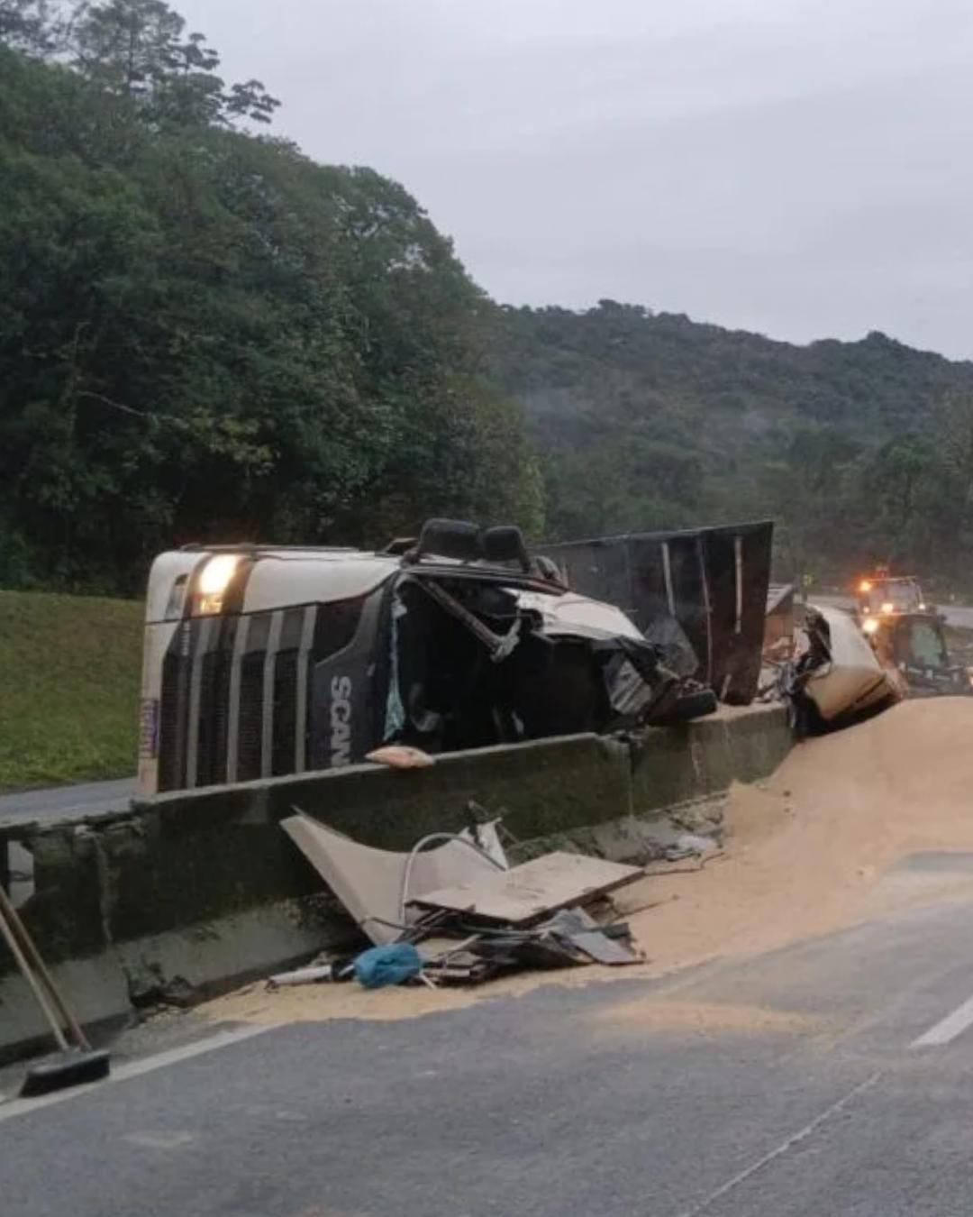 Dois acidentes provocam interdições na BR-277 em Morretes nesta terça-feira (08)