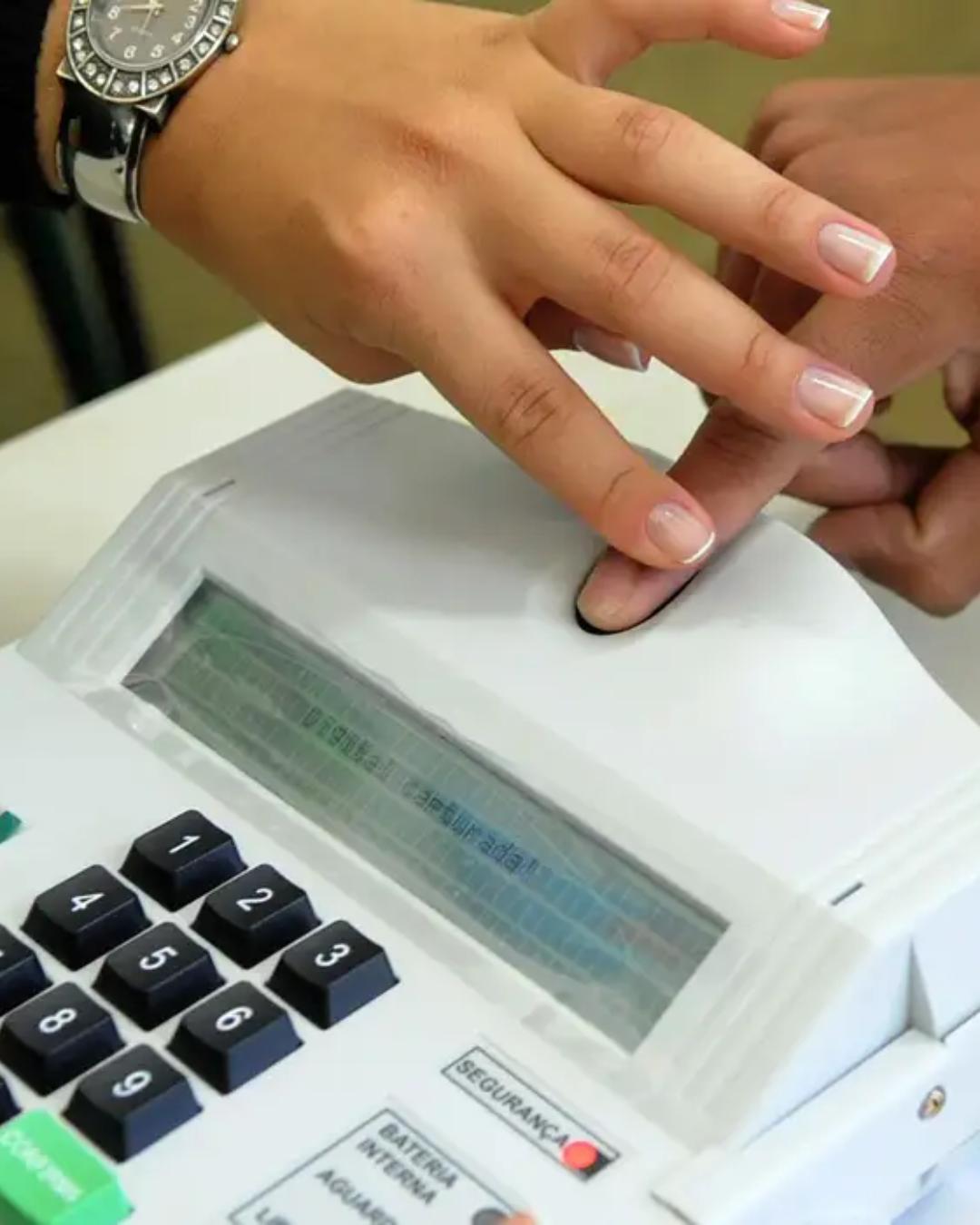 Eleitores com deficiência ou mobilidade reduzida têm até esta segunda-feira para solicitar transporte gratuito no Paraná
