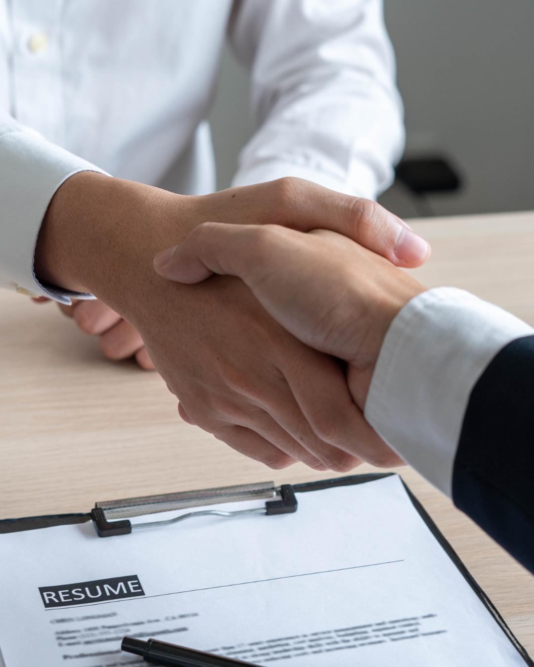 Feira com 12 empresas oferece oportunidades de emprego nesta sexta-feira (18) em Curitiba